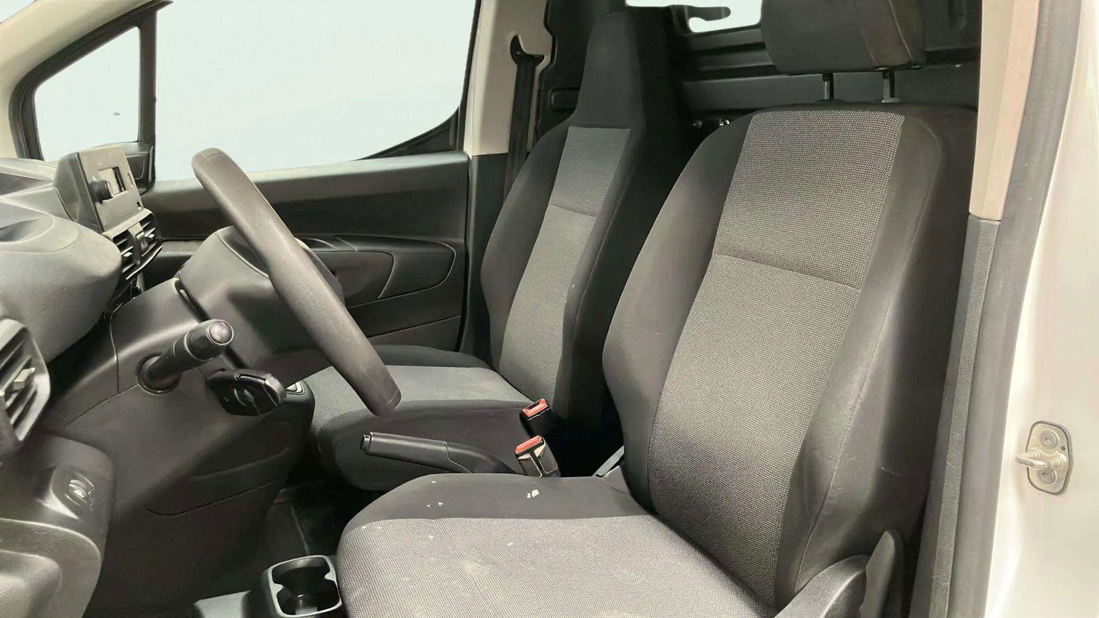 https://cdn-flexicar.caraffinity.it/public_appraisal_images_pro/images/stock/153579/HmjXKkzujP__2_8_Interior_5253LHC_b60a35a9b8bb4243986d660515168365_Interior_8.jpeg.jpg