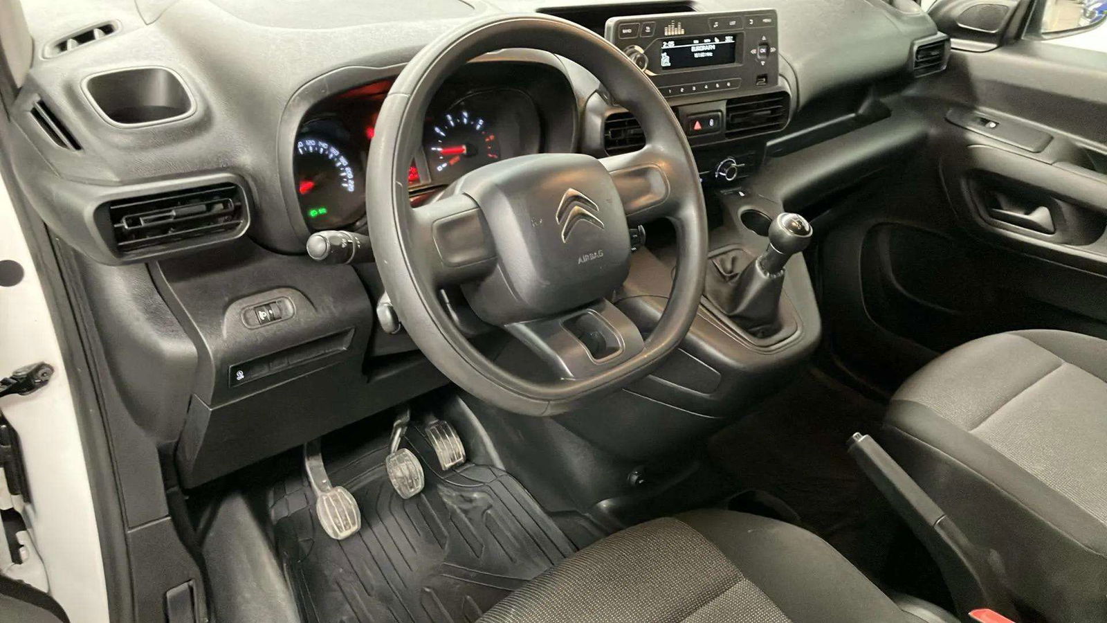 https://cdn-flexicar.caraffinity.it/public_appraisal_images_pro/images/stock/154784/RjWmrR8vuG__2_6_Interior_4713LLJ_b9f1dc3cea1e47dc90bbbce4946cddd4_Interior_6.jpeg.jpg
