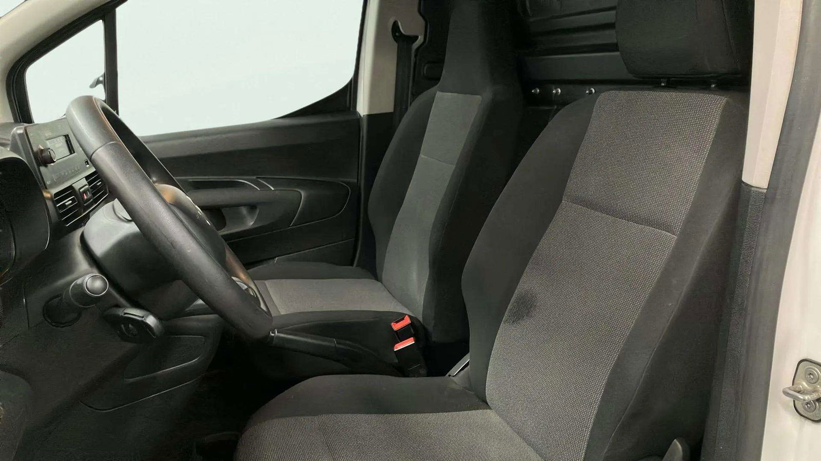https://cdn-flexicar.caraffinity.it/public_appraisal_images_pro/images/stock/154784/z7gaPwx4jR__2_8_Interior_4713LLJ_b9f1dc3cea1e47dc90bbbce4946cddd4_Interior_8.jpeg.jpg