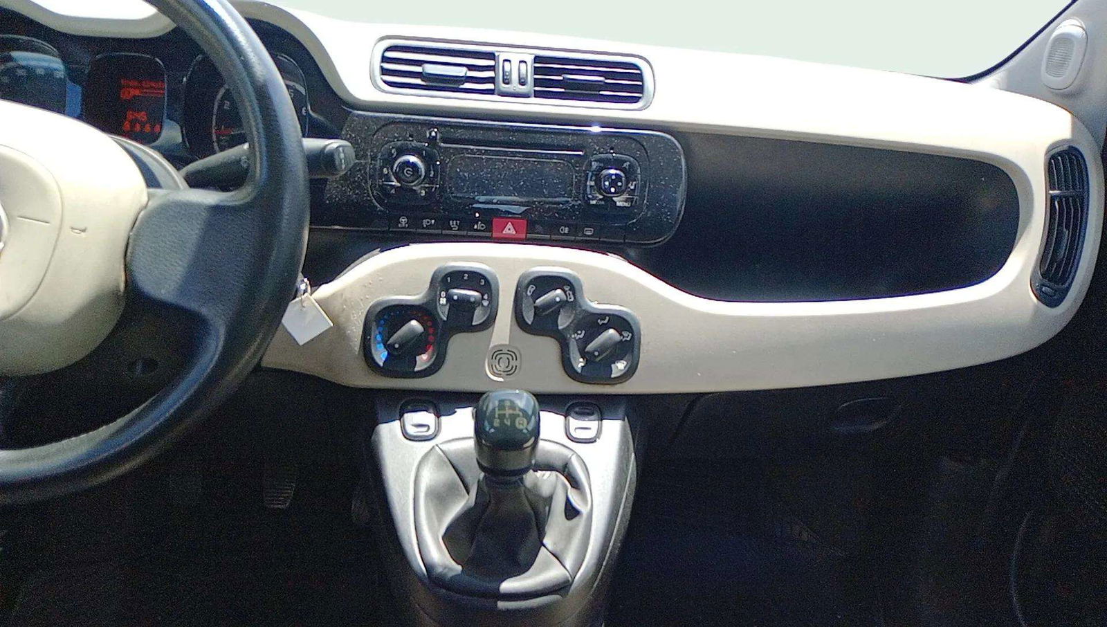 https://cdn-flexicar.caraffinity.it/public_appraisal_images_pro/images/stock/155664/apaP4KWXFg__2_7_Interior_2474JLP_bb160e9a7633495289db6c6de0252b74_Interior_7.jpg.jpg
