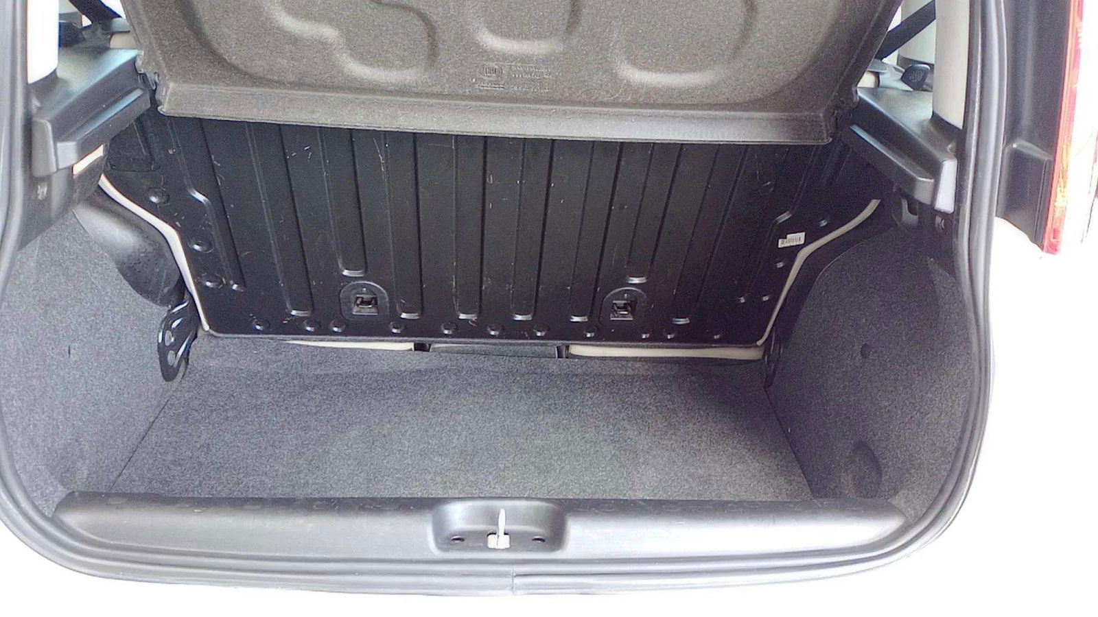 https://cdn-flexicar.caraffinity.it/public_appraisal_images_pro/images/stock/155665/jX45oQ7ZM6__2_13_Interior_6426JLR_f38b8ecc036f4881affeee4bfdb94fe9_Interior_13.jpg.jpg