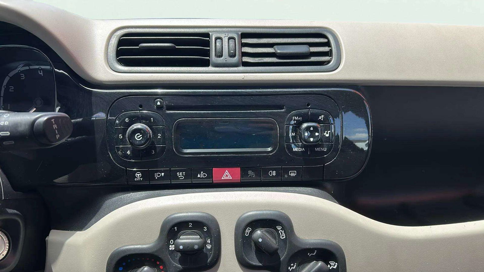 https://cdn-flexicar.caraffinity.it/public_appraisal_images_pro/images/stock/155673/Kn327pre7k__2_7_Interior_6429JLR_8cbb7f3831a047cc8040ee567541104a_Interior_7.jpeg.jpg