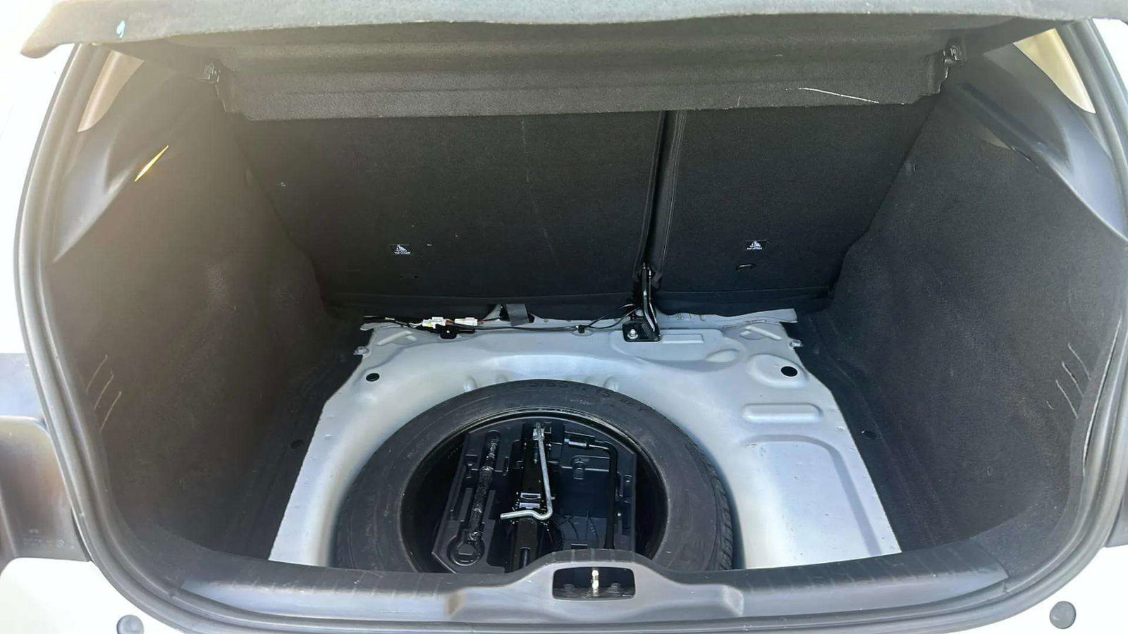https://cdn-flexicar.caraffinity.it/public_appraisal_images_pro/images/stock/155919/AWHcVr90DT__2_15_Interior_7099KKZ_c650d122a39541d7a8cd610f7494b8db_Interior_15.jpeg.jpg