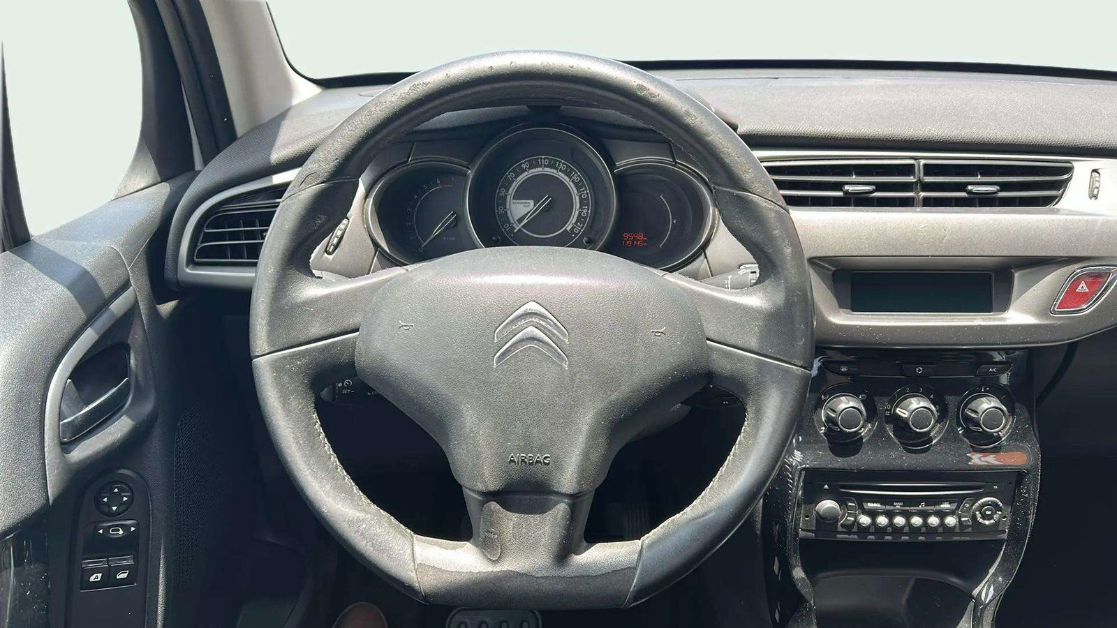 https://cdn-flexicar.caraffinity.it/public_appraisal_images_pro/images/stock/158574/WSeH1dgMKq__1056JWW_0afc8f68233e4da7a47159bc71ea6bab_Interior_8.jpeg.jpg