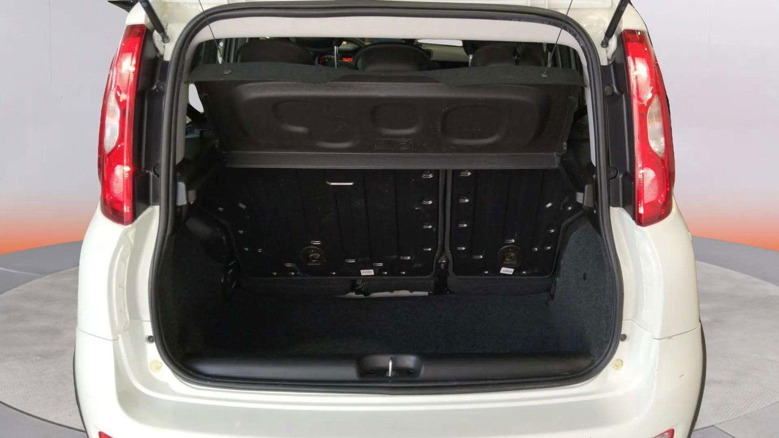 https://cdn-flexicar.caraffinity.it/public_appraisal_images_pro/images/stock/162654/nRBsnutjhk__4001LNW_bc944988c03d46ce8ca6f5fd80cfc1ce_Interior_16.jpg.jpg