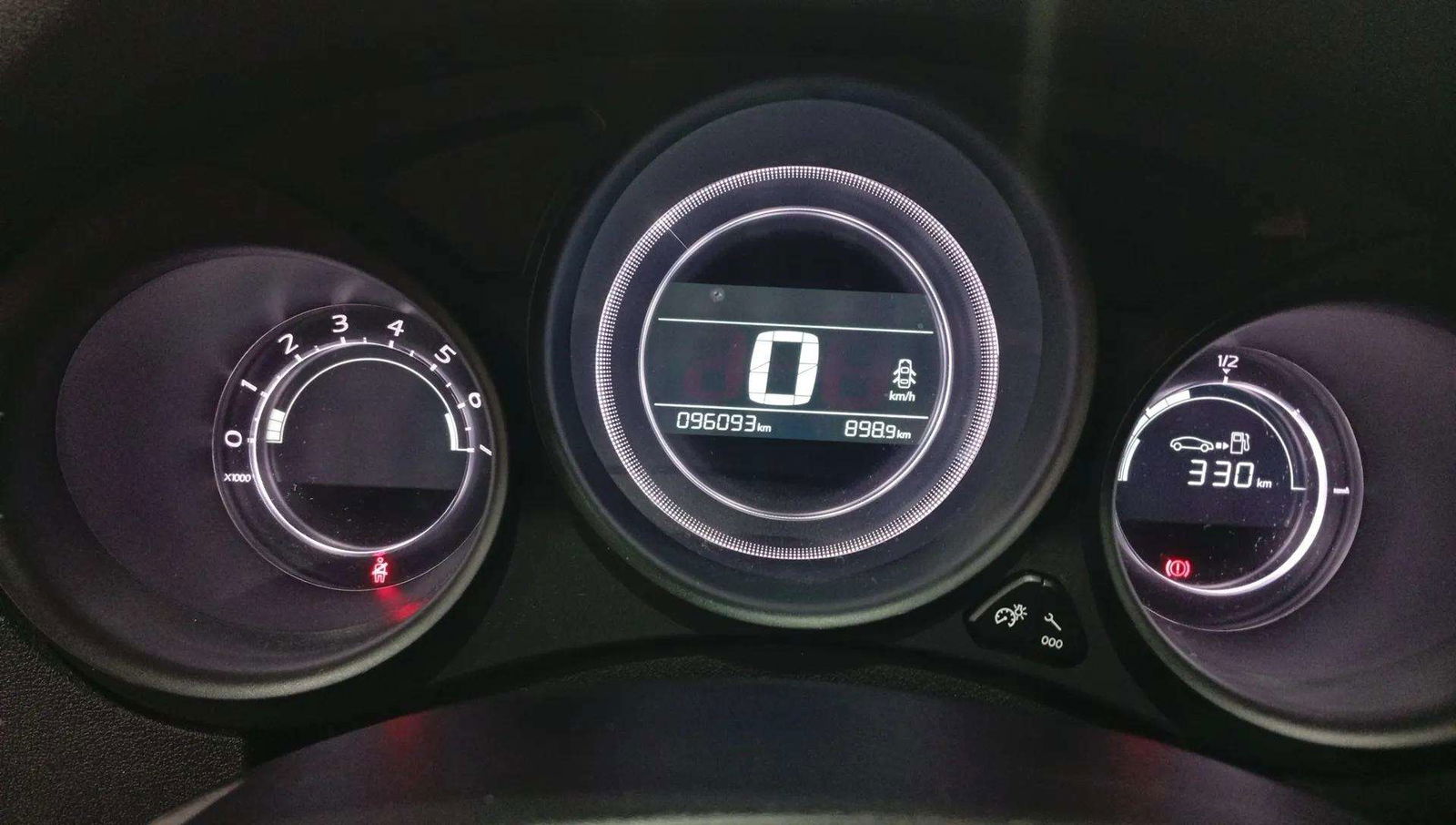https://cdn-flexicar.caraffinity.it/public_appraisal_images_pro/images/stock/163676/B9piYCyxoD__3322JWT_3229184df36c4b0491f270b1faefcd14_Interior_9.jpg.jpg