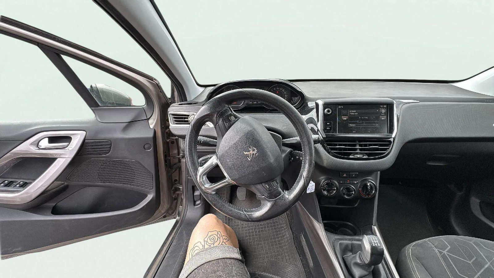 https://cdn-flexicar.caraffinity.it/public_appraisal_images_pro/images/stock/165079/ryigBPMTf7__2_8_Interior_6723JKK_5f252f1239184bf5b9a8f1d834ee6eab_Interior_8.jpeg.jpg
