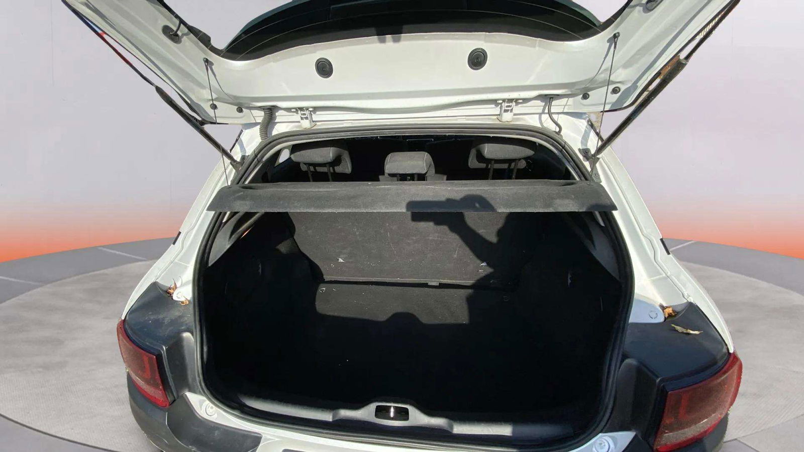 https://cdn-flexicar.caraffinity.it/public_appraisal_images_pro/images/stock/165523/xiykZbGW0H__2266JMM_cb9b958f217049d3b8b7f9467803b6d1_Interior_16.jpeg.jpg