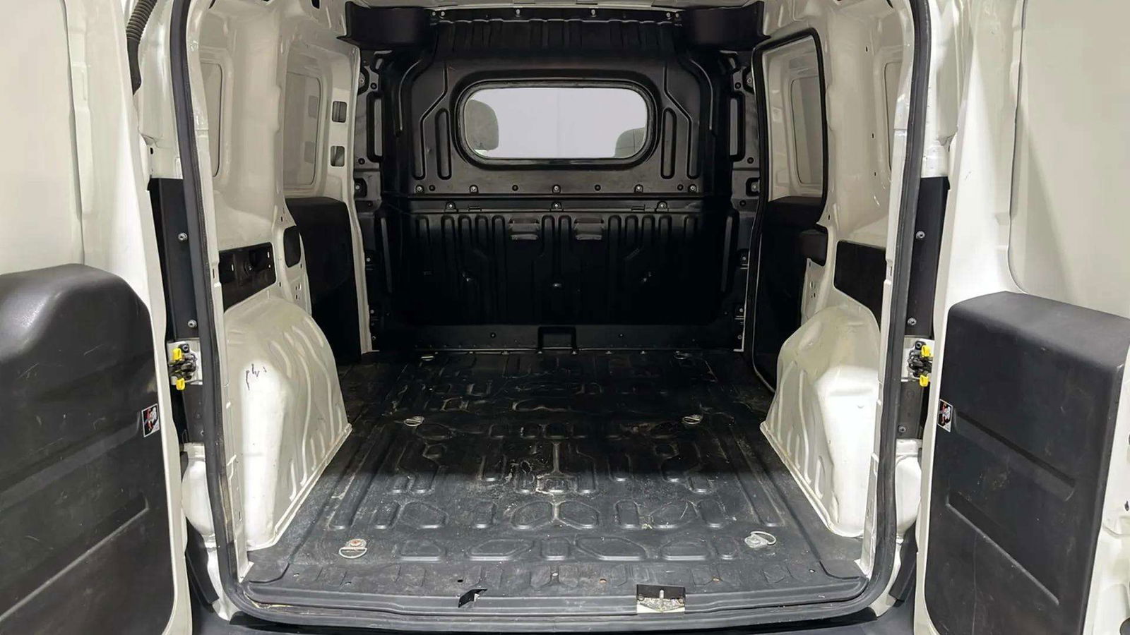 https://cdn-flexicar.caraffinity.it/public_appraisal_images_pro/images/stock/166751/NDJuv3xv4i__4864LGH_333c94b61a6842ea8b6f11de9d153c50_Interior_16.jpeg.jpg