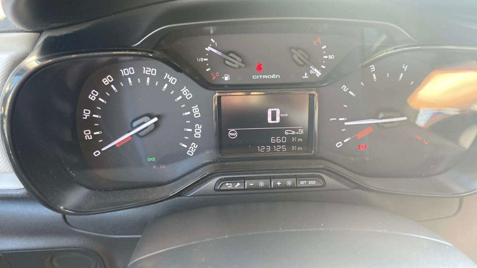 https://cdn-flexicar.caraffinity.it/public_appraisal_images_pro/images/stock/166855/Xmpw6hKuqq__2_9_Interior_2636KGB_abc4606681464a1c8b9c80c01495ff22_Interior_9.jpeg.jpg