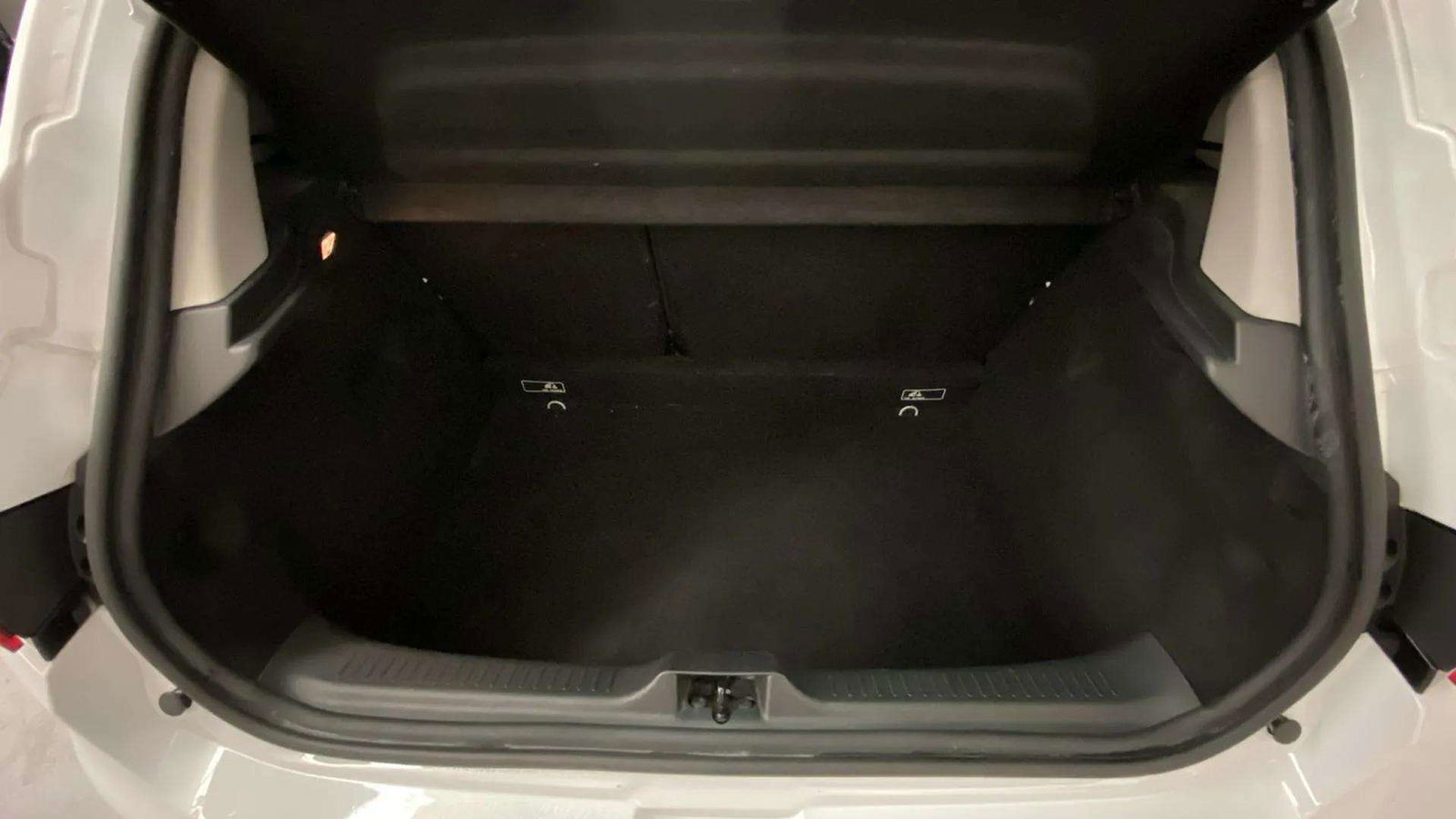 https://cdn-flexicar.caraffinity.it/public_appraisal_images_pro/images/stock/170713/uhLen2hcs8__3962JRB_e18aadcf93244b28839669627dbb9db0_Interior_16.jpeg.jpg