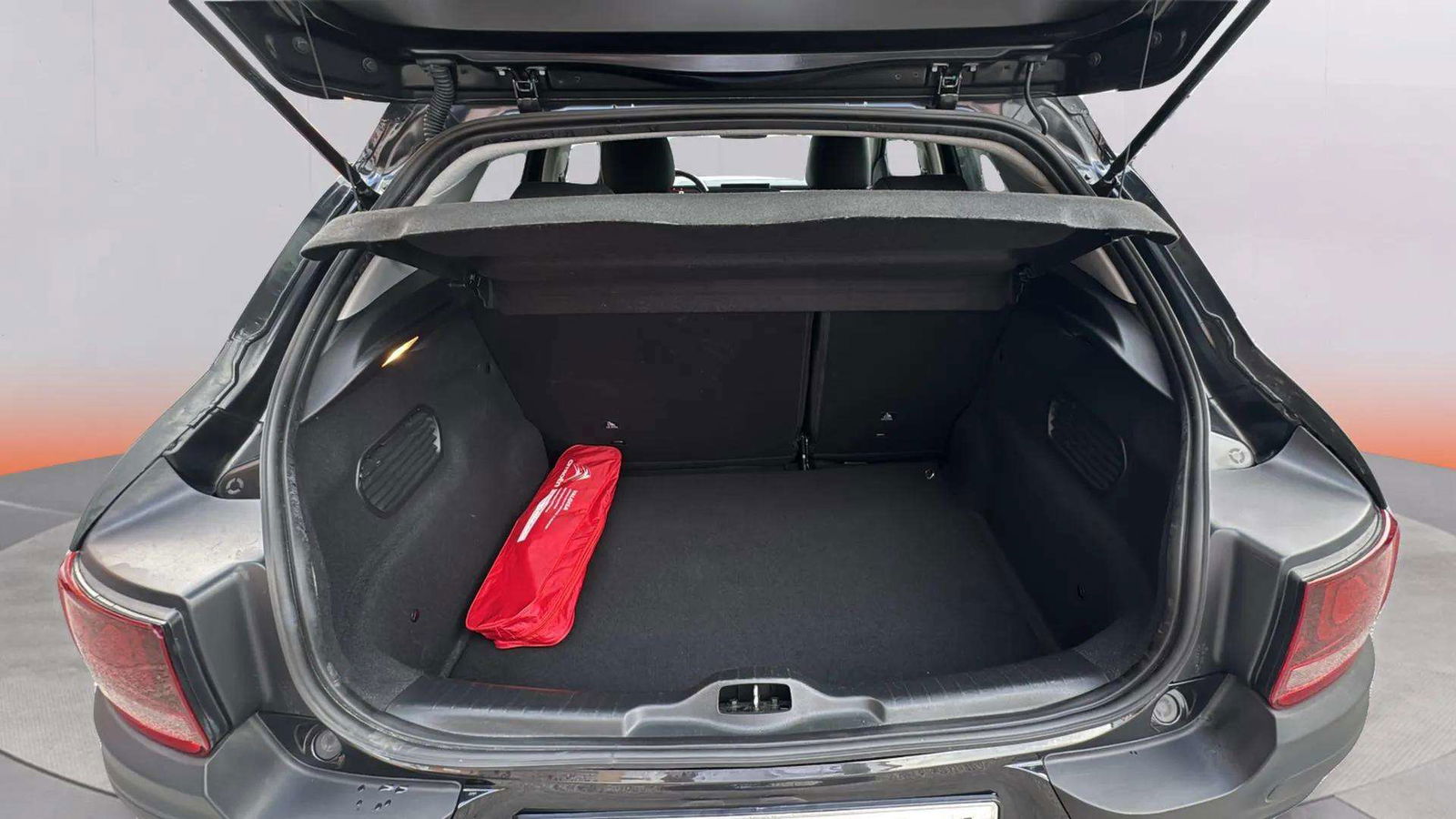 https://cdn-flexicar.caraffinity.it/public_appraisal_images_pro/images/stock/173055/augVlQPQ7T__2_16_Interior_2737JWH_fa2c0de427c34c5a9b44fa39f60dc203_Interior_16.jpeg.jpg