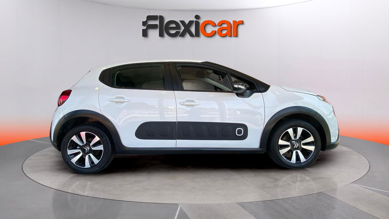 https://cdn-flexicar.caraffinity.it/public_appraisal_images_pro/images/stock/174054/OMIGEpzfO6__IMG-20250809-WA0415.jpg