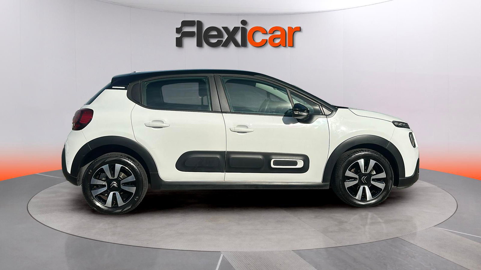 https://cdn-flexicar.caraffinity.it/public_appraisal_images_pro/images/stock/175681/iyC1C6AjKX__6be6c481-d38a-405d-983f-0b27883c0d5d.jpg