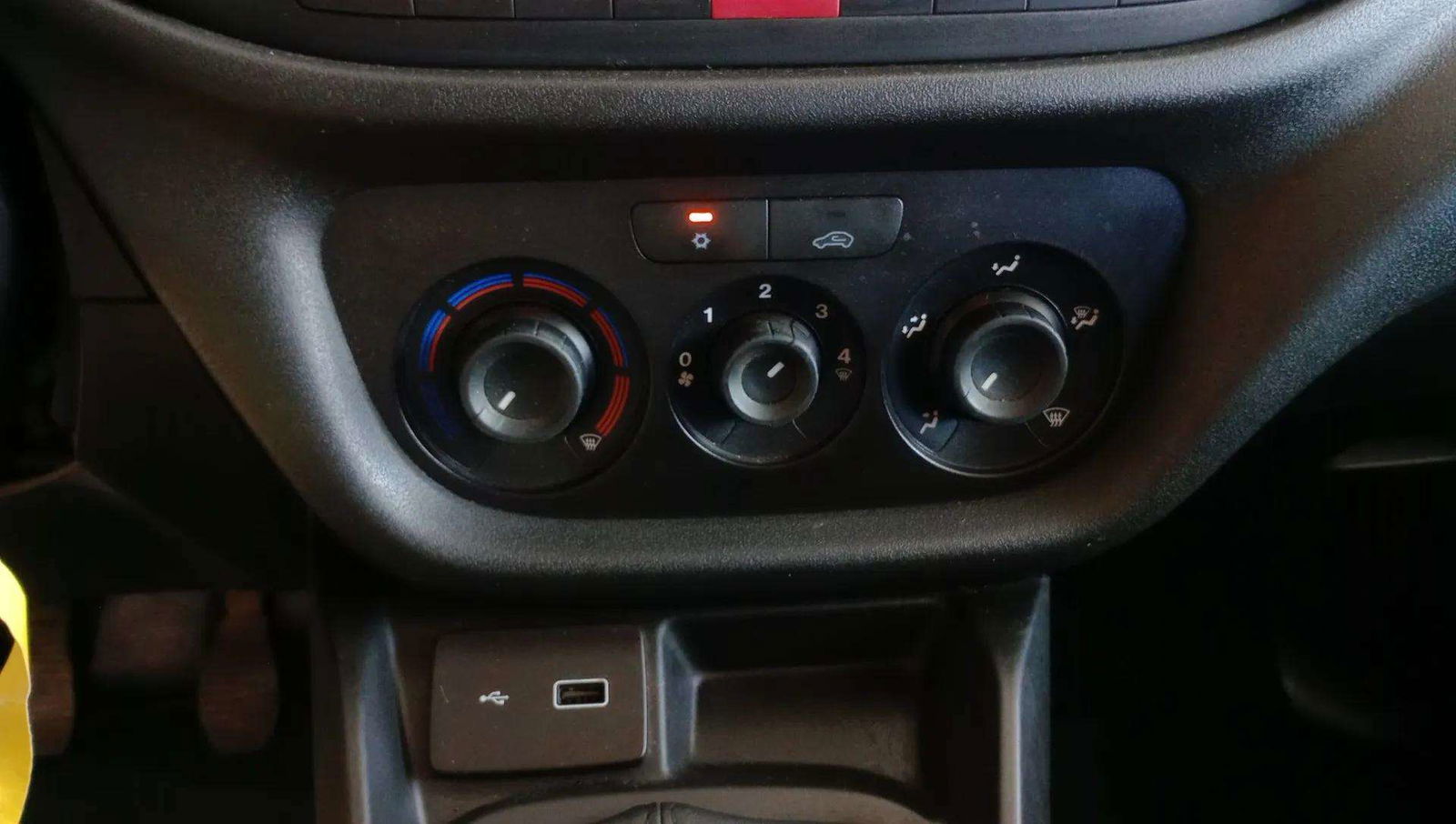 https://cdn-flexicar.caraffinity.it/public_appraisal_images_pro/images/stock/176354/hhUXT9Xint__5762KXK_eba5cdc5f11c4074a4cfc3a33b632eca_Interior_6.jpg.jpg