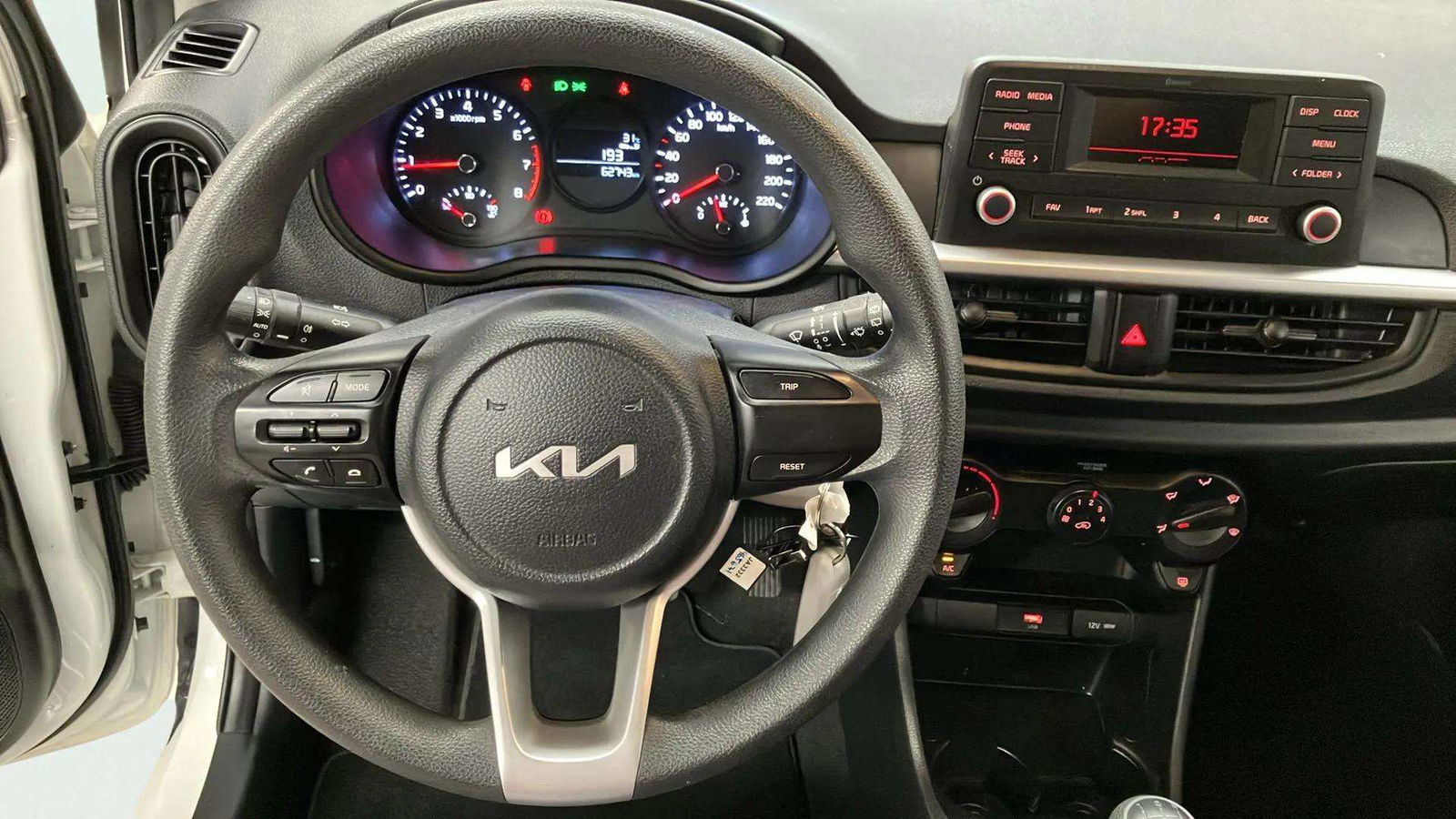 https://cdn-flexicar.caraffinity.it/public_appraisal_images_pro/images/stock/180761/YEkBbSdhbz__5330LYT_43d1522041354c4b82a192642d27eb47_Interior_13.jpeg.jpg