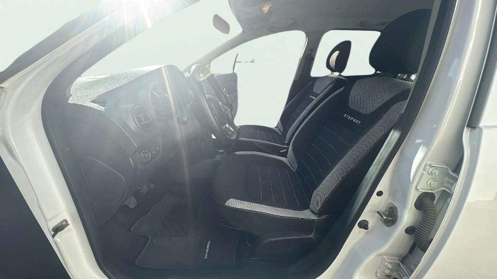 https://cdn-flexicar.caraffinity.it/public_appraisal_images_pro/images/stock/182050/itjwVbrmYR__3514KTT_862324eca3f64a629cdac5f9fa7e2a76_Interior_11.jpeg.jpg