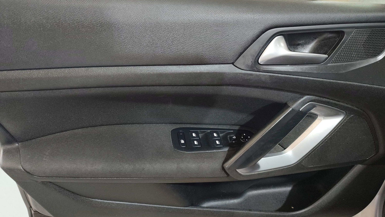https://cdn-flexicar.caraffinity.it/public_appraisal_images_pro/images/stock/183603/dygsOUDovg__0880LJC_d391f1a4d7de4ad3a71d691182172d55_Interior_7.jpg.jpg