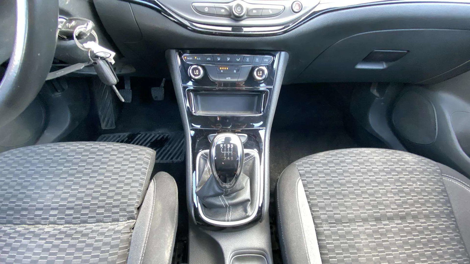 https://cdn-flexicar.caraffinity.it/public_appraisal_images_pro/images/stock/184715/v5dIwW2ccD__2_10_Interior_5263LHP_399eb7b9609f47caac0e3a8b320b3131_Interior_10.jpeg.jpg