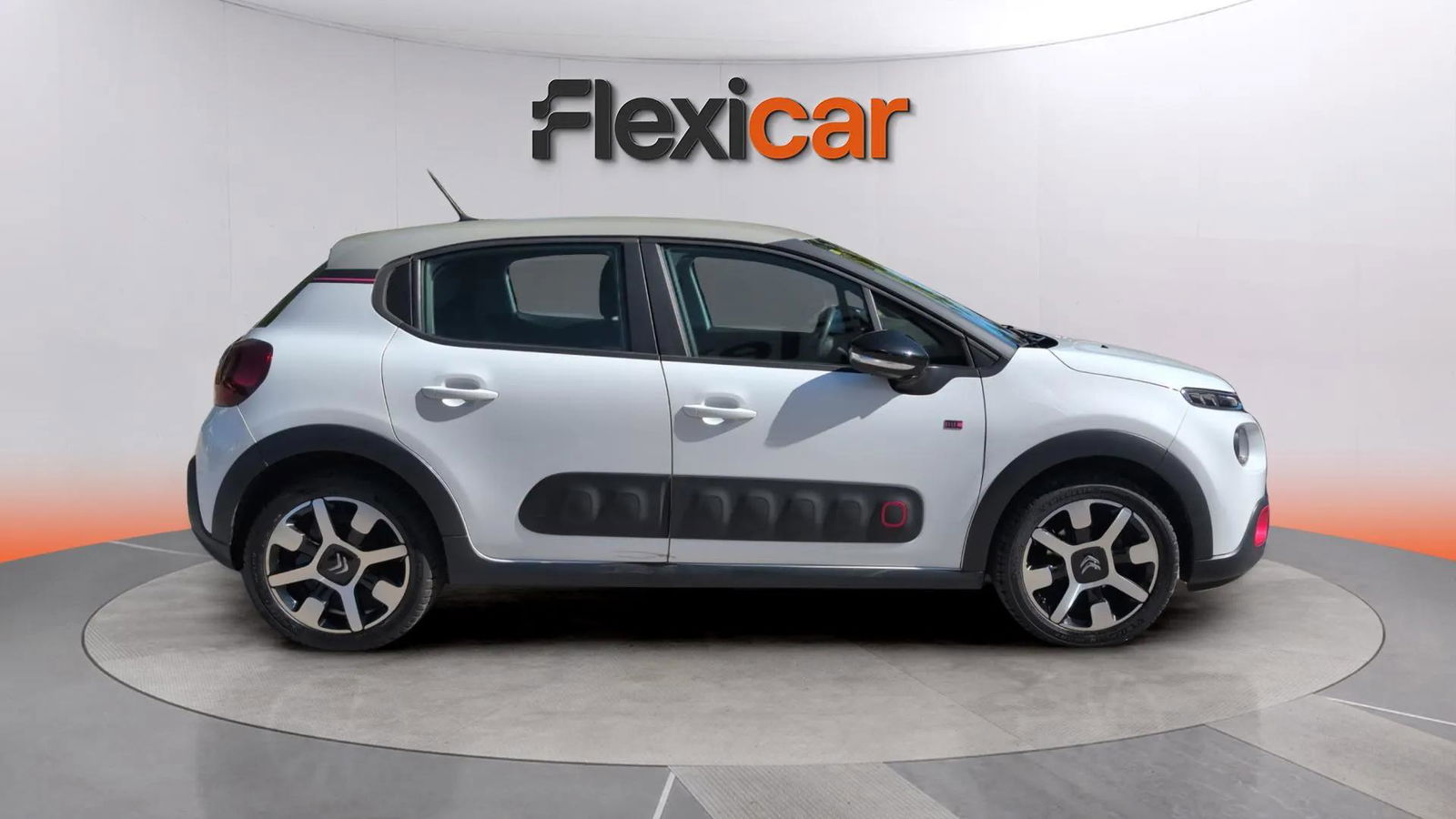 https://cdn-flexicar.caraffinity.it/public_appraisal_images_pro/images/stock/186983/qdcmDFg2Zq__1427KLN_5e71dc19addd44969da5e2d9d5a32be8_Exterior_6.jpg.jpg
