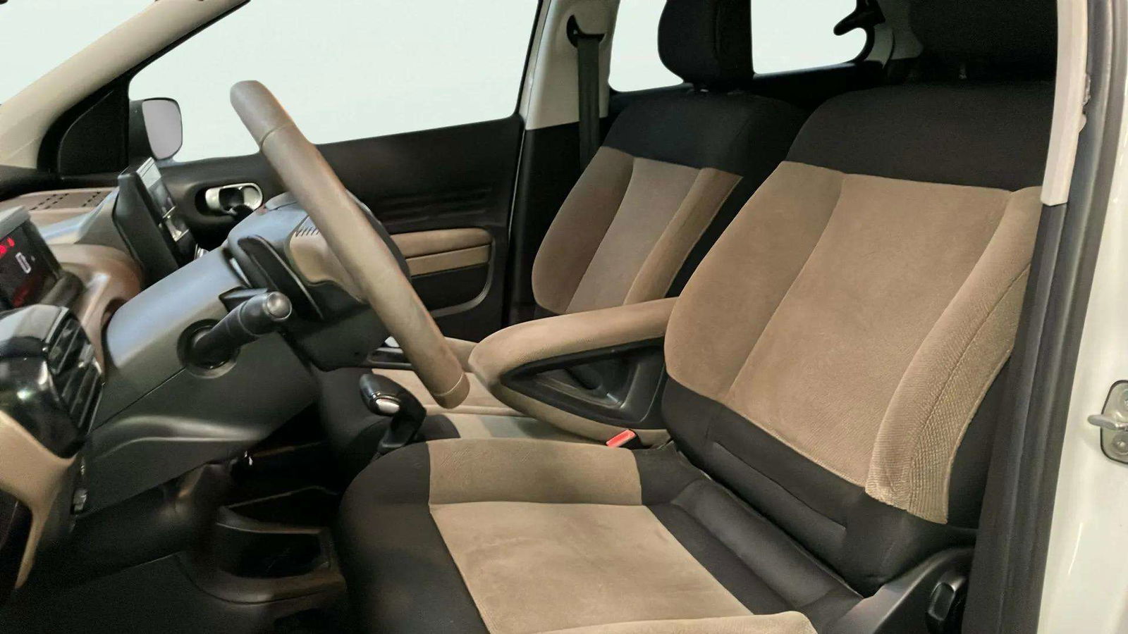 https://cdn-flexicar.caraffinity.it/public_appraisal_images_pro/images/stock/200359/eDFKNBM6IT__2_8_Interior_9310JRC_ebe87aed70e6497cb198e4059aa77bee_Interior_8.jpeg.jpg