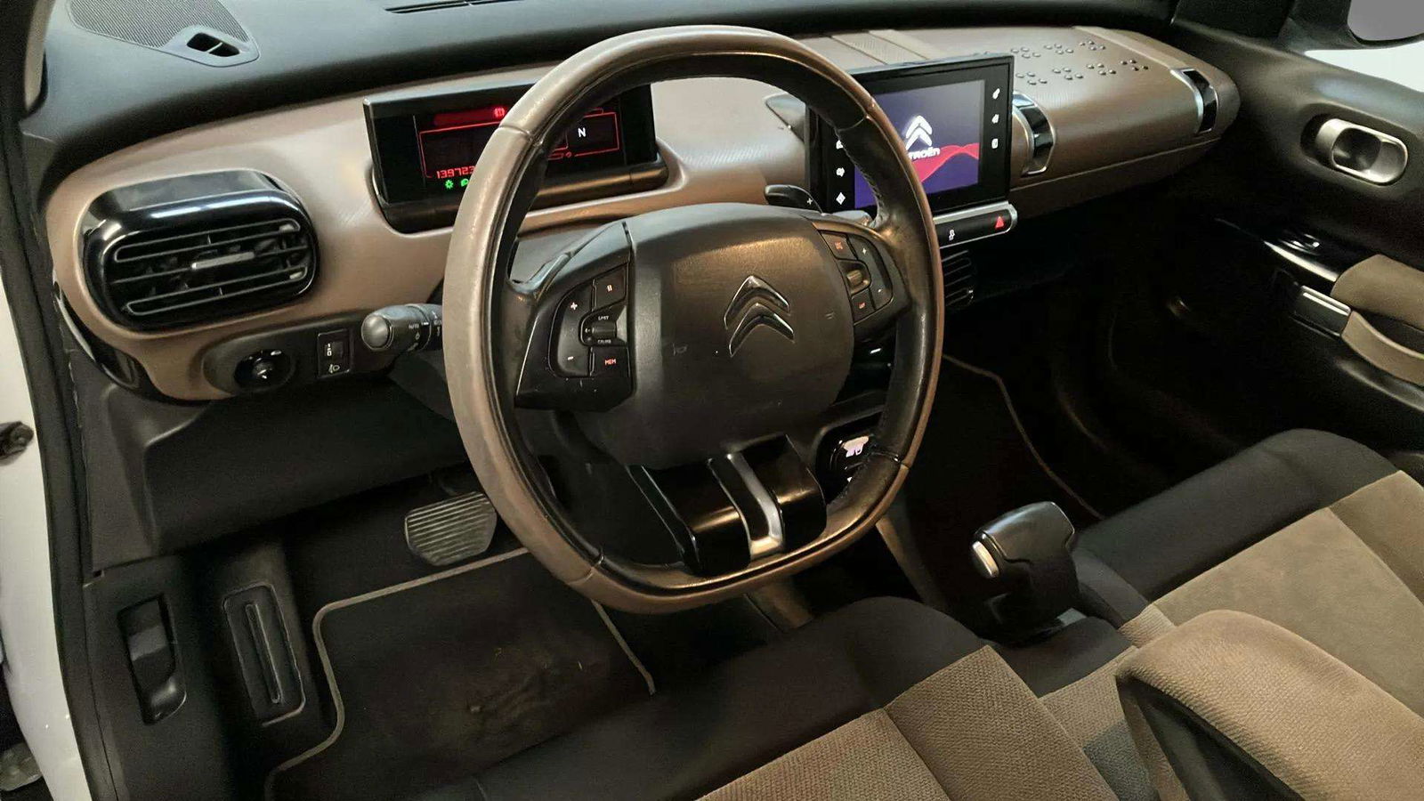 https://cdn-flexicar.caraffinity.it/public_appraisal_images_pro/images/stock/200359/lNAOUZsBcQ__2_6_Interior_9310JRC_ebe87aed70e6497cb198e4059aa77bee_Interior_6.jpeg.jpg