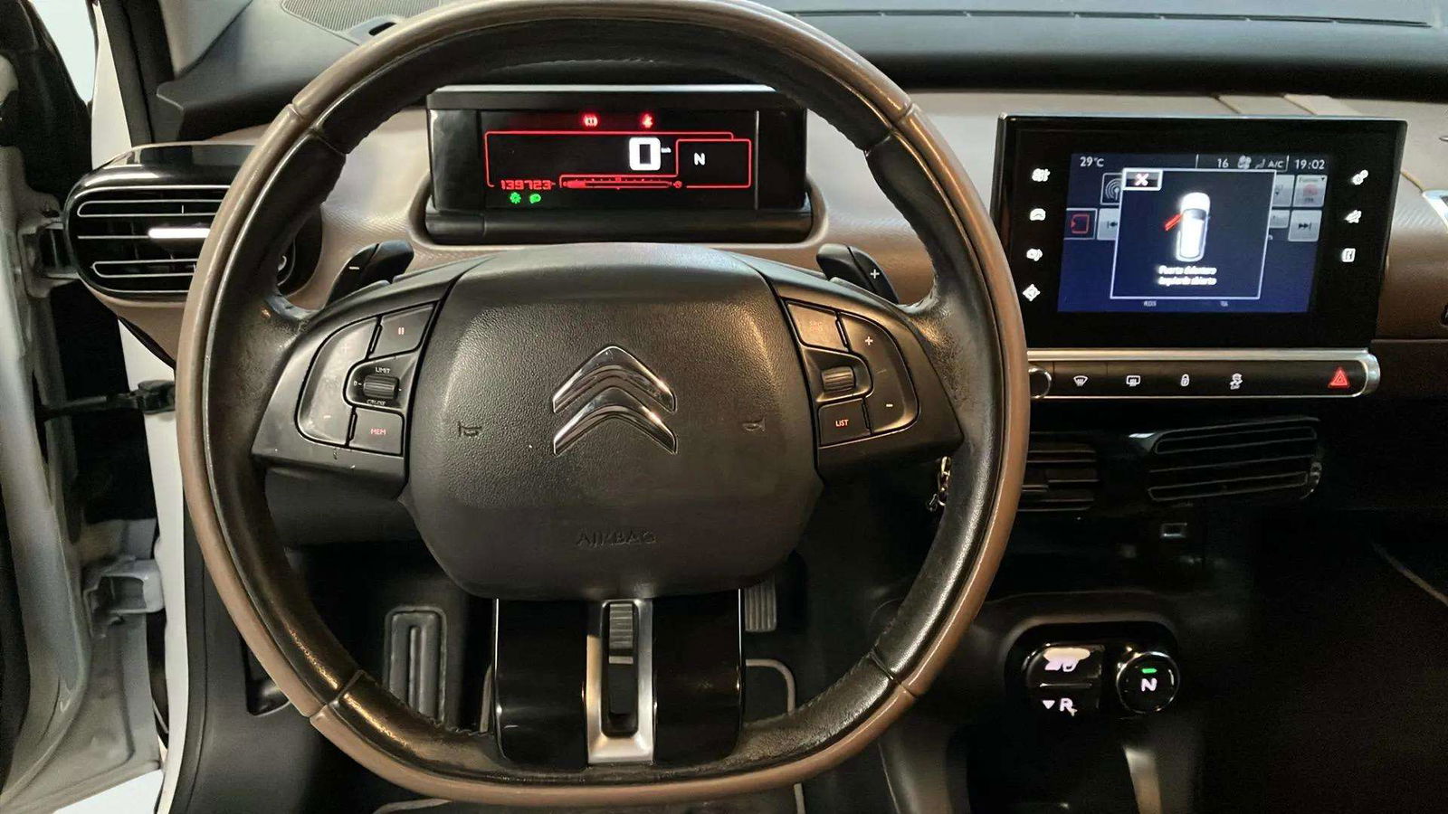 https://cdn-flexicar.caraffinity.it/public_appraisal_images_pro/images/stock/200359/tAHjWA4dQW__2_13_Interior_9310JRC_ebe87aed70e6497cb198e4059aa77bee_Interior_13.jpeg.jpg
