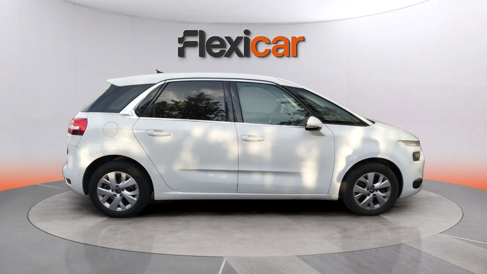https://cdn-flexicar.caraffinity.it/public_appraisal_images_pro/images/stock/205410/63zIr5ZXrf__8352JGN_4164a09c65cd421ba3fa9d1380df49ab_Exterior_6.jpg.jpg