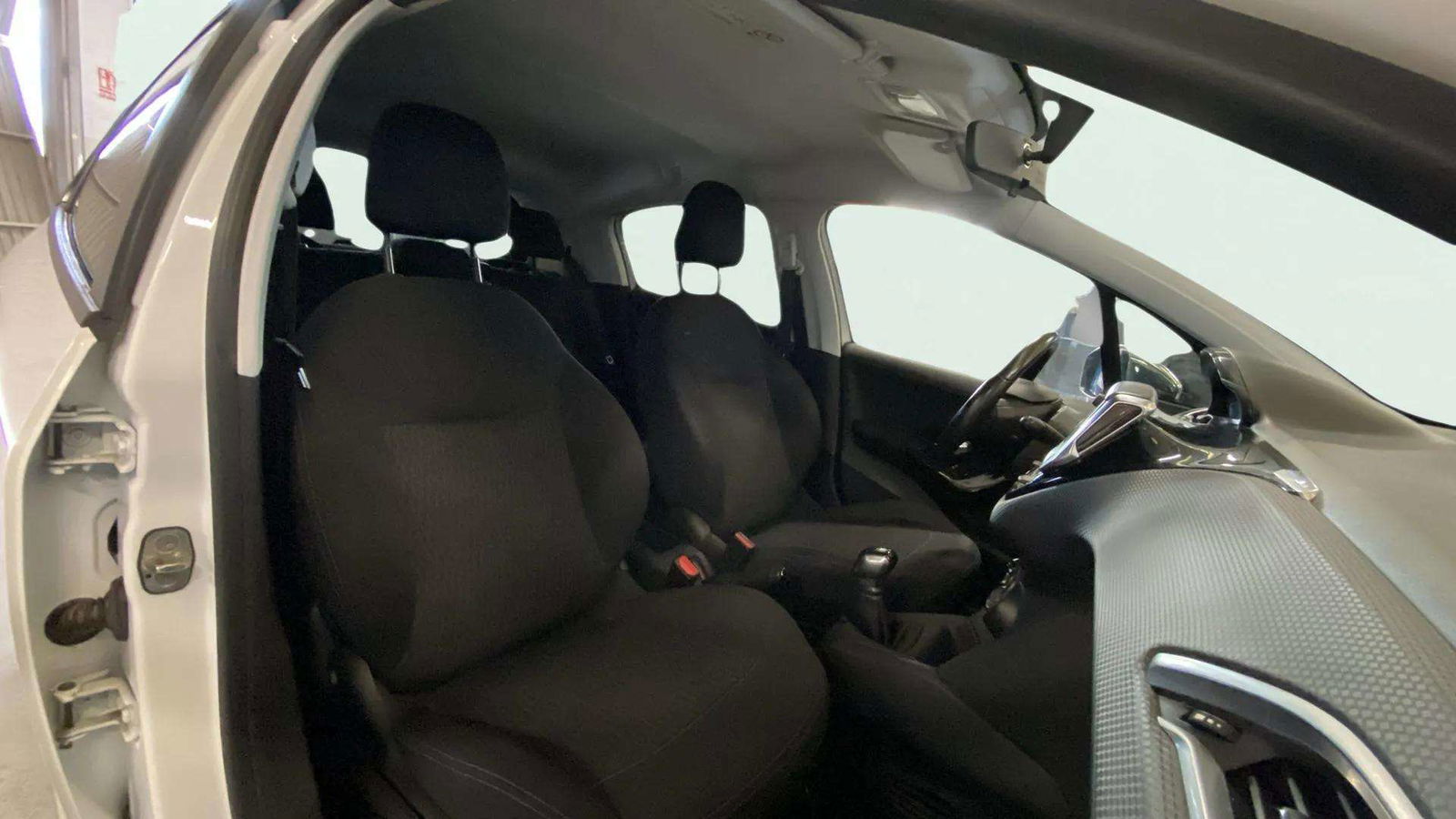 https://cdn-flexicar.caraffinity.it/public_appraisal_images_pro/images/stock/209328/e5rMIU0IFd__2674KGJ_95da062fc9374daa895a3477bf02f7ca_Interior_11.jpeg.jpg