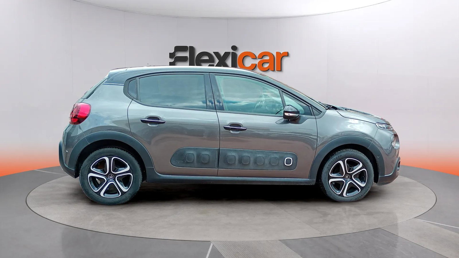 https://cdn-flexicar.caraffinity.it/public_appraisal_images_pro/images/stock/239153/LdaZF2zTEl__VF7SXHMRVLT554834_0933b414605548cc9de4a6dad39166bd_Exterior_8.jpg.jpg
