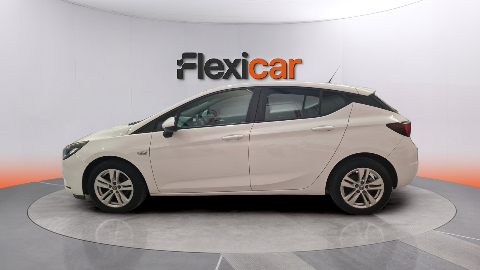 https://cdn-flexicar.caraffinity.it/public_appraisal_images_pro/images/stock/239736/UIOeFBPghF__img-d94964bb-9055-48a1-a449-36032344bf2f.jpeg