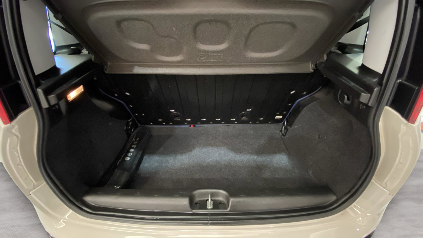 https://cdn-flexicar.caraffinity.it/public_appraisal_images_pro/images/stock/260606/ItPLnvV3zM__img-9370436b-e04f-43f9-b9cd-636b9e446420.jpeg