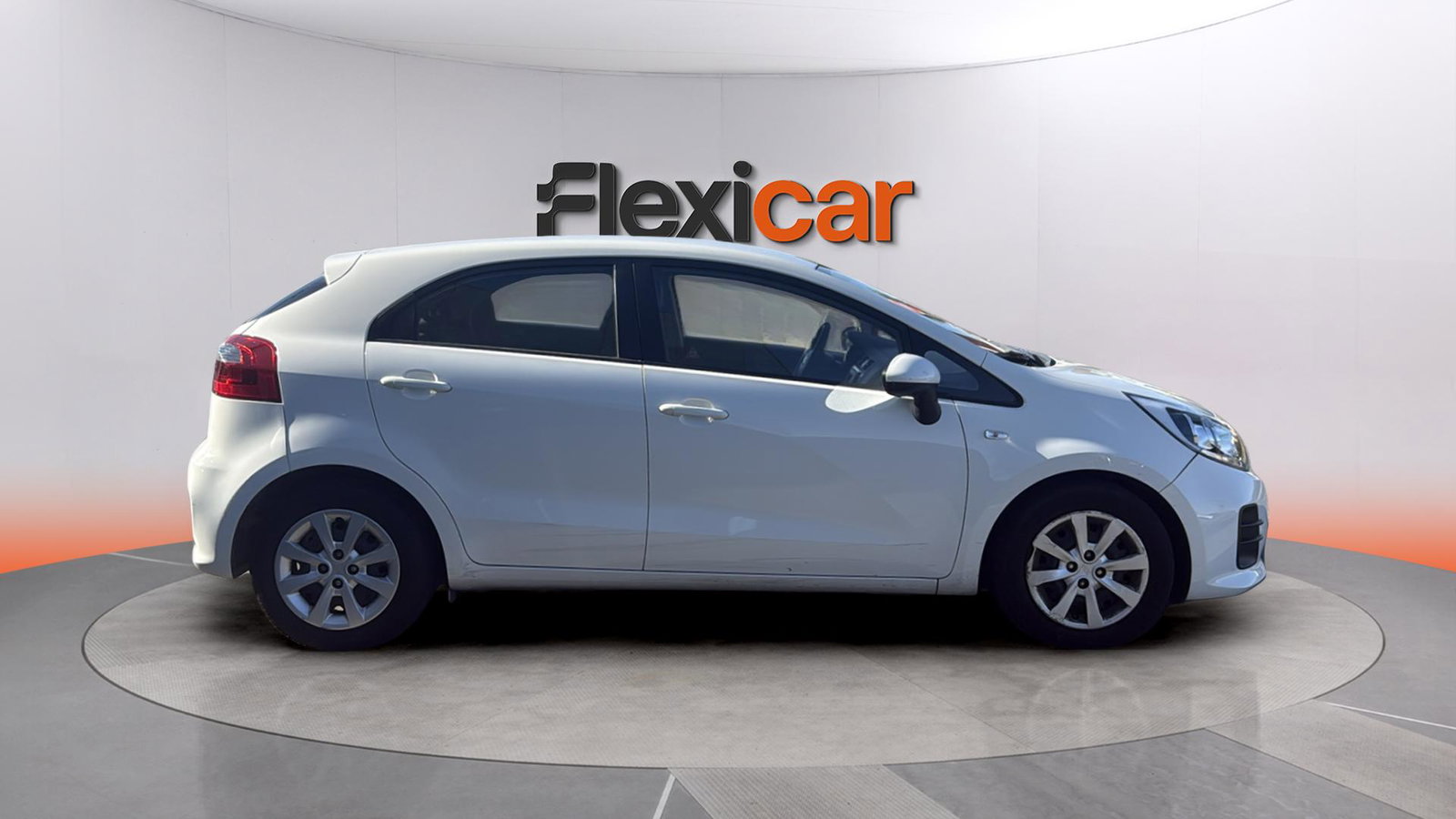 https://cdn-flexicar.caraffinity.it/public_appraisal_images_pro/images/stock/265784/9yru28IWBx__img-9e74dbf8-58e5-4268-90f4-58f99076b2a2.jpeg