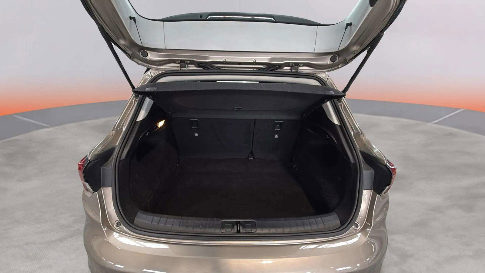 https://cdn-flexicar.caraffinity.it/public_appraisal_images_pro/images/stock/268449/MXtRdHI02D__7283KHC_105a93f6724d4dd1ad01a2cf50ea764d_Interior_16.jpeg.jpg