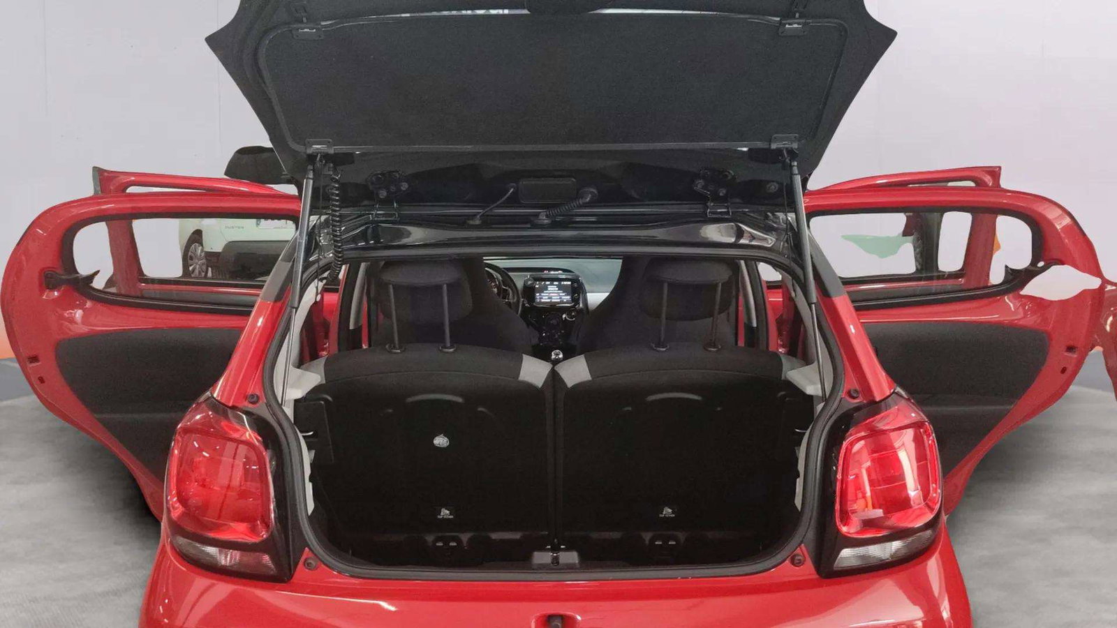 https://cdn-flexicar.caraffinity.it/public_appraisal_images_pro/images/stock/269310/jMytMnQioN__9314KHS_bdbcdf0382a64ac5b9f2b932ecdefbee_Interior_13.jpg.jpg
