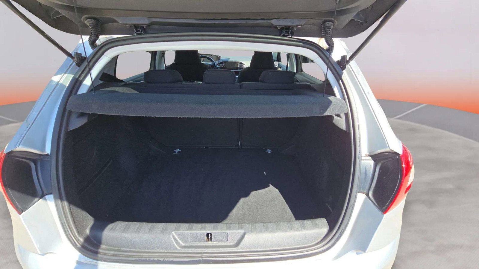 https://cdn-flexicar.caraffinity.it/public_appraisal_images_pro/images/stock/271215/YJbIGRmBjb__3097LJV_16b07990fa6846758ab7da35aefef7ec_Interior_16.jpg.jpg
