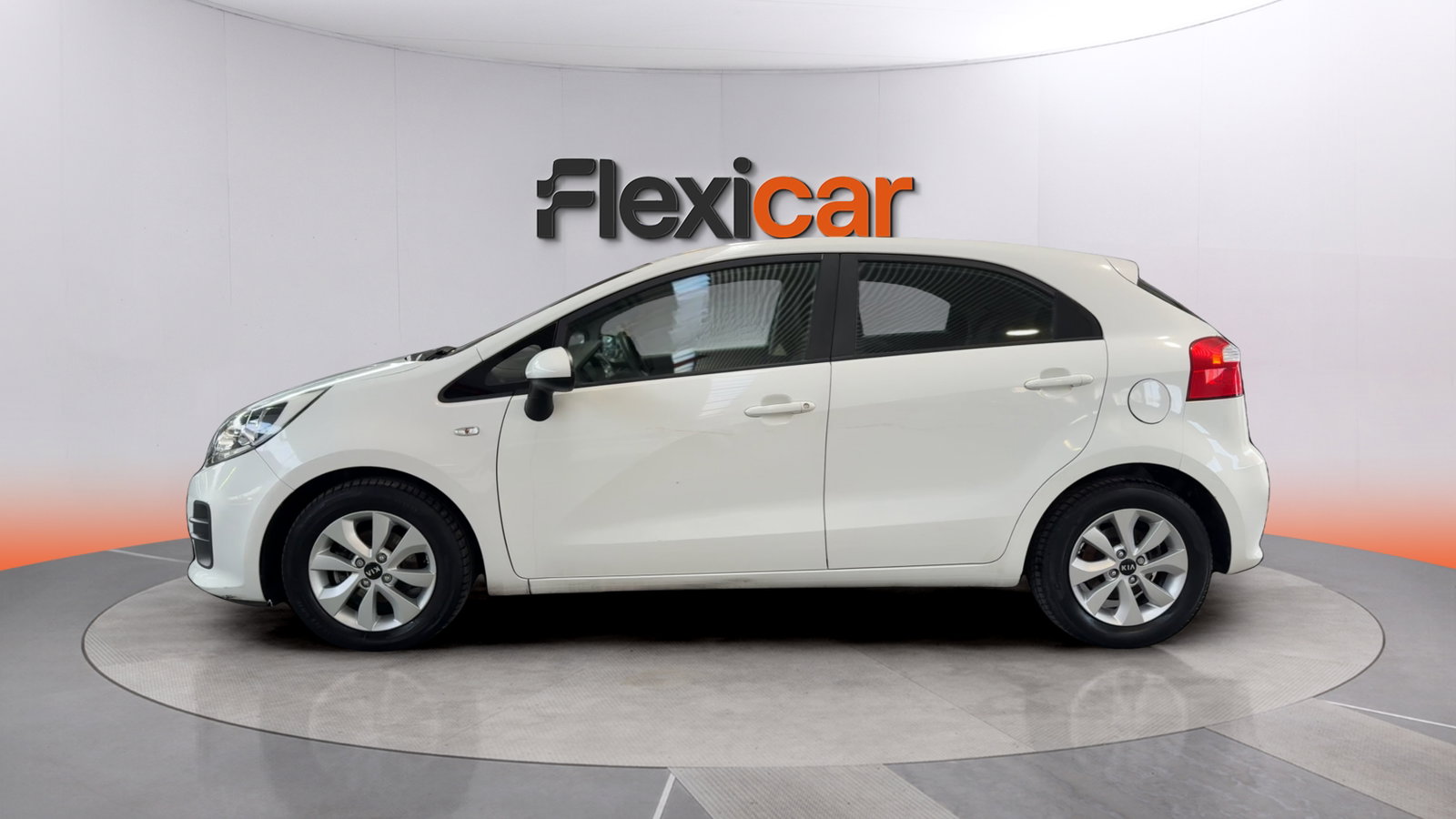 https://cdn-flexicar.caraffinity.it/public_appraisal_images_pro/images/stock/271397/AoqhOE0YvV__img-67c85857-ea76-49b4-a874-7bc5f92467d0.jpeg