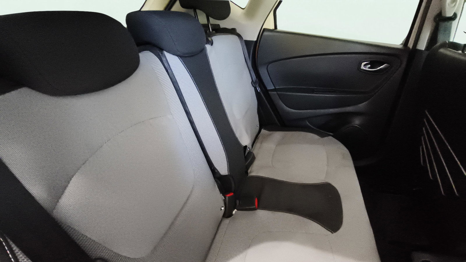 https://cdn-flexicar.caraffinity.it/public_appraisal_images_pro/images/stock/276145/wzKpAxPCNg__img-6093aae6-6a5c-4413-a324-76da13b15a2b.jpeg